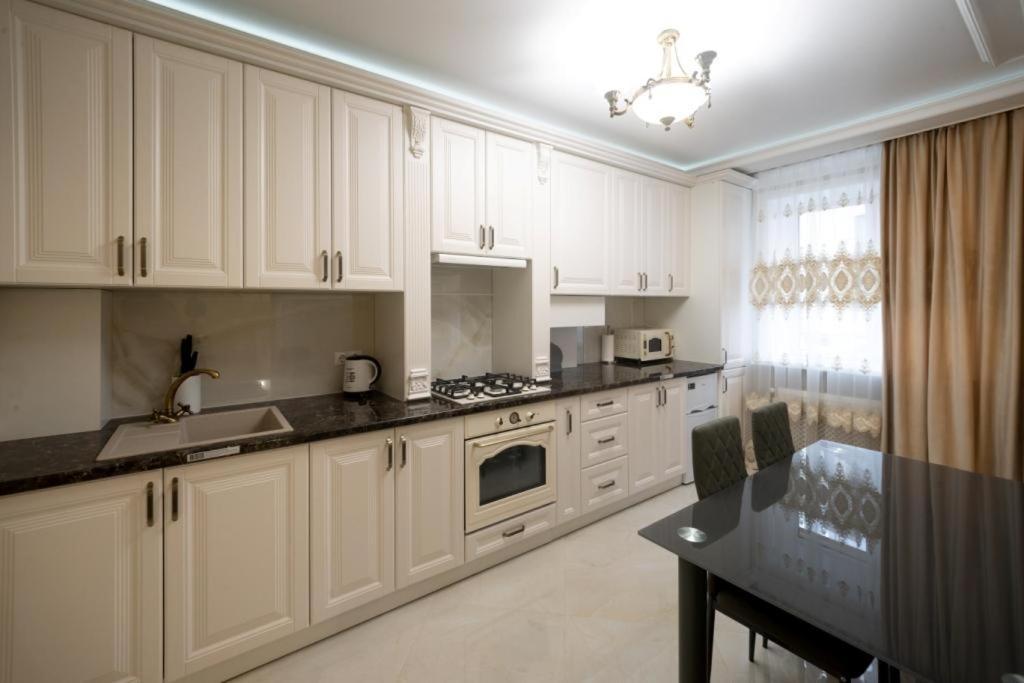 Apartments U Ratushi Kamianets-Podilskyi Exterior photo